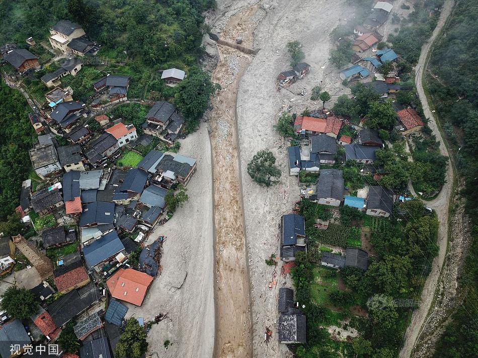 Aerial photography of the disaster situation in the Mianhui service area of ​​Duwen Expressway and house collapse