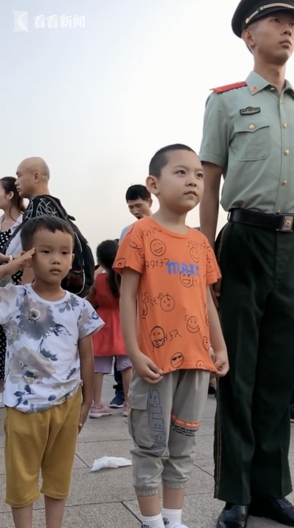 A 39-year-old man from Beipiao got up at 2 a.m. and continued to broadcast the national flag raising for 600 days