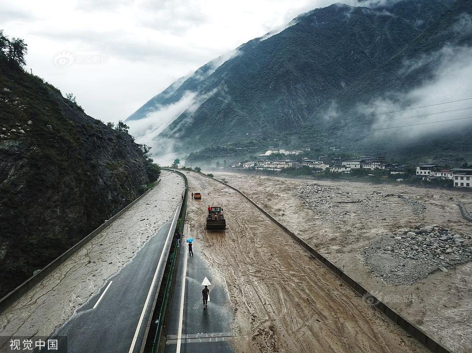Aerial photography of the disaster situation in the Mianhui service area of ​​Duwen Expressway and house collapse