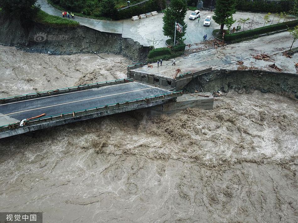 Aerial photography of the disaster situation in the Mianhui service area of ​​Duwen Expressway and house collapse