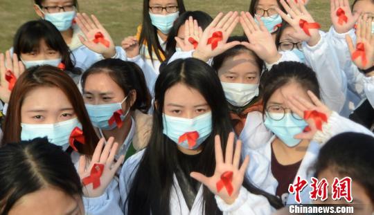 One hundred college students in Yangzhou put up giant
